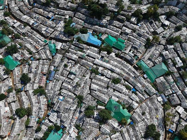 26일(현지시각) 방글라데시 우키야에 있는 발루칼리 로힝야 난민캠프를 공중에서 촬영한 모습. 우키야/AFP 연합뉴스