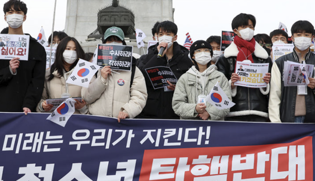 전국탄핵반대청소년연합 소속 청소년들이 지난 3월 3일 서울 종로구 광화문광장 이순신 동상 앞에서 '윤석열 대통령 탄핵반대 전국 중고교생 시국선언'을 하고 있다. 뉴시스