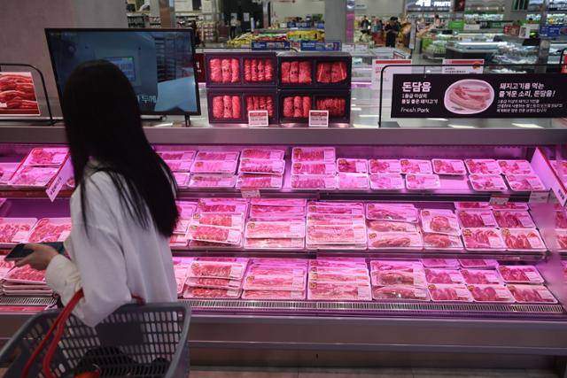 2일 서울 시내 한 대형마트의 돼지고기 매대. 연합뉴스