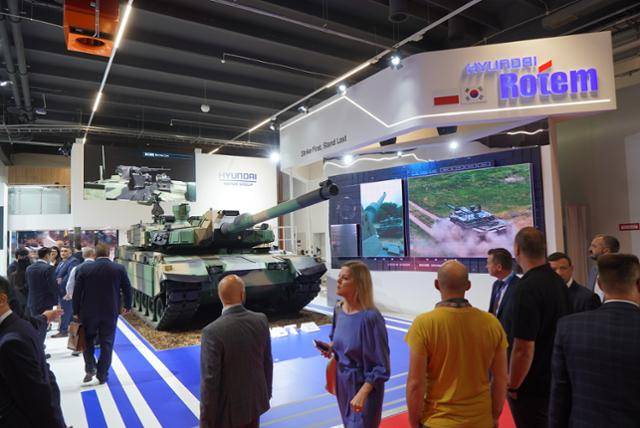 2일 폴란드 키엘체에서 열린 '국제방위산업전시회(MSPO)'에서 관람객들이 현대로템 부스에 전시된 '폴란드형 K2 전차' 실물 모형을 살펴보고 있다. 현대로템 제공
