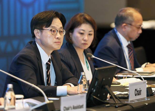 김정관 산업통상자원부 장관이 8월 28일 부산 해운대구 파라다이스호텔에서 열린 APEC 에너지장관회의에 자리하고 있다. 산업통상자원부 제공