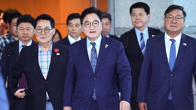 전승절 기념행사 참석 차 출국하는 우원식 국회의장과 의원들