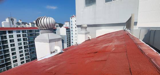 6월 26일 부산 브니엘예고 2학년 학생 3명이 세상을 떠난 부산 해운대구 아파트 단지를 다시 찾았다. 학생들은 21일 자정 무렵 이곳에서 생을 마감했다. 김민상 기자