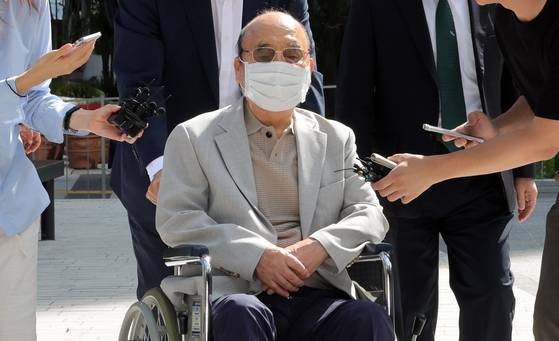 이봉관 서희건설 회장이 2일 오전 서울 광화문 김건희 특검팀 사무실에 휠체어를 타고 출석하고 있다. 강정현 기자