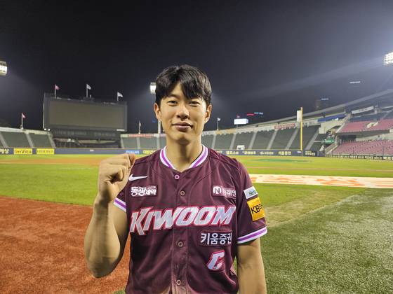 키움 송성문이 지난달 31일 잠실 LG전을 마친 뒤 포즈를 취하고 있다. 송성문은 올 시즌이 끝나면 메이저리그의 문을 두드린다는 각오다. 고봉준 기자