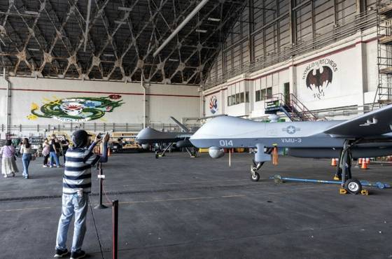 지난 3월 일본 오키나와 가데나 공군기지에서 열린 '아메리카페스트 2025' 행사에서 미국 해병대 소속 드론인 MQ-9 리퍼가 전시돼 있다. 사진 미 해병대