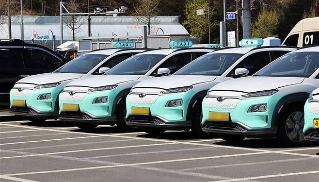지난 2021년 8일 서울 은평구 택시 차고지에 운송플랫폼 사업 브랜드인 마카롱 택시들이 주차돼 있다. 사진=연합뉴스
