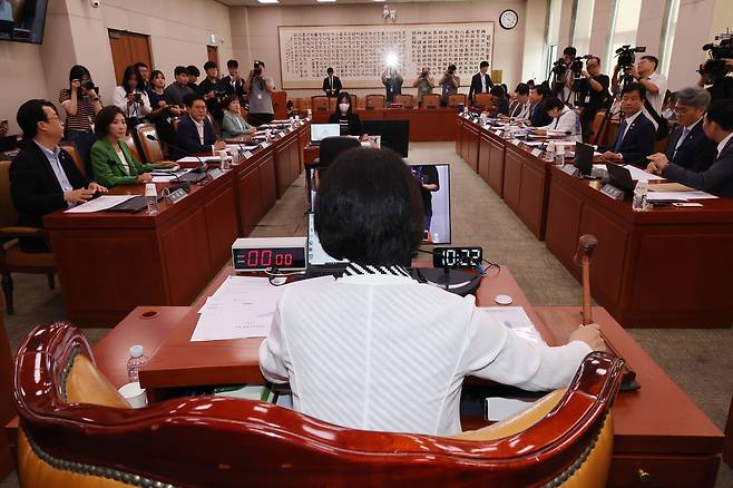 국회 법제사법위원회 추미애 위원장이 2일 국회에서 법사위 전체회의를 열어 의사봉을 두드리고 있다. 연합뉴스