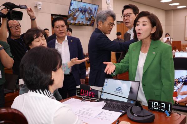 2일 국회 법제사법위원회 전체회의에서 국민의힘 나경원 의원 등이 추미애 위원장에게 항의하고 있다. 연합뉴스