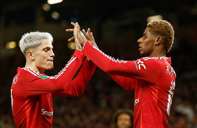 맨체스터 유나이티드가 부진의 원인으로 꼽힌 선수 5명을 정리했다.사진은 맨유에서 활약한 과거 알레한드로 가르나초(왼쪽)와 마커스 래시퍼드의 모습. /사진=로이터