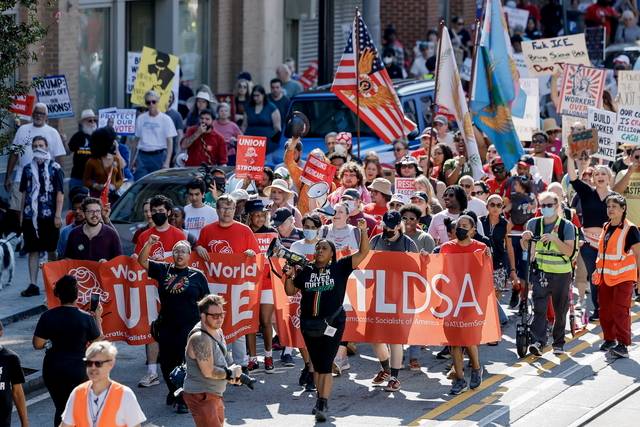 “억만장자보다 노동자를” : 미국 노동절인 1일 조지아주 애틀랜타에서 친민주당 성향 시민들과 노동자들이 ‘억만장자보다 노동자를’(Workers over Billionaires) 시위에 참여해 부유한 기업가들이 도널드 트럼프 행정부에 막대한 영향력을 끼치는 것을 규탄하고 있다. 이날 미국 50개 주 전역에서 1000건 이상의 노동절 시위와 행진이 이어졌다. EPA 연합뉴스