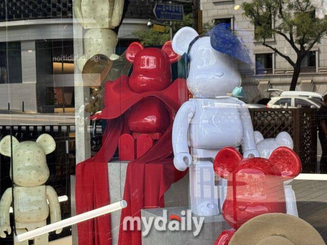 MCM 하우스 1층 쇼윈도우에 히즈메 노부키 X 베어브릭 전시./이지혜