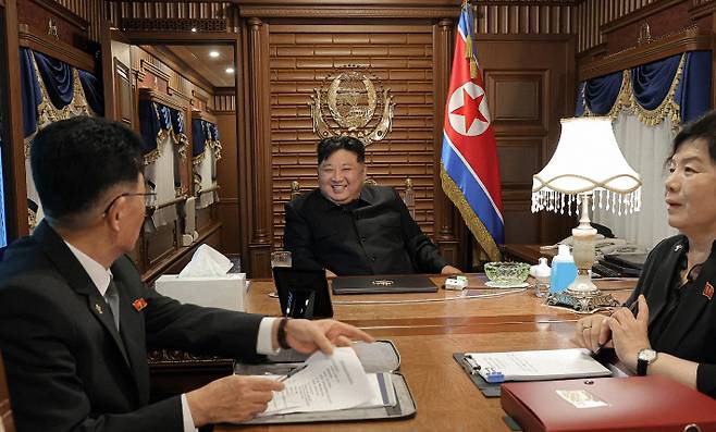 김정은 북한 국무위원장이 중국 전승절 80주년 기념행사에 참석하기 위해 1일 전용열차로 출발하는 모습. 연합뉴스