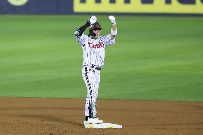 LG 신민재가 2일 롯데와 홈 경기에서 3회말 선제 적시타를 때린 뒤 동료들을 향해 세리머니하고 있다. LG