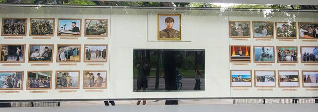 31일 오후 중국 베이징 주재 북한대사관 게시판에 김일성 주석의 사진을 중심으로 북한 역대 지도자들의 사진이 전시돼 있다. 연합뉴스