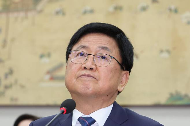 최교진 부총리 겸 교육부 장관 후보자가 2일 국회 교육위원회에서 열린 인사청문회에서 친북 성향 논란 관련 질의에 답변하던 중 잠시 생각에 잠겨 있다. ⓒ연합뉴스