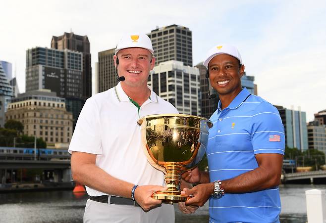 2019년 프레지던츠컵 개막을 앞두고 양팀 단장이었던 어니 엘스(왼쪽)와 타이거 우즈가 우승컵을 함께 들고 기념촬영을 하고 있다. 게티이미지코리아
