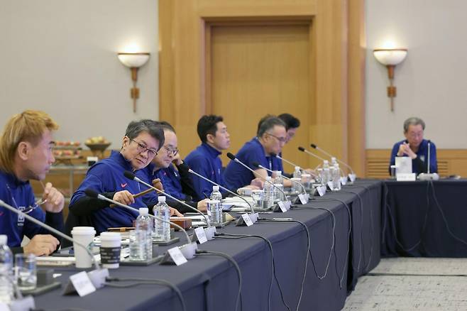 정몽규 대한축구협회장(왼쪽에서 두 번째)이 2일 종로구 축구회관에서 열린 2025년도 제9차 이사회에서 북중미 월드컵 본선 진출 포상금 등 안건들을 의격하고 있다. 대한축구협회 제공