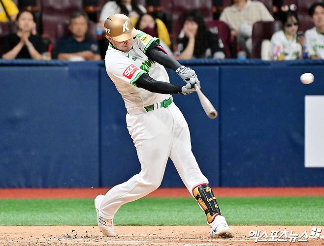 17일 오후 서울 구로구 고척스카이돔에서 열린 '2025 신한 SOL Bank KBO리그' KT 위즈와 키움 히어로즈의 경기, 4회말 1사 키움 카디네스가 2루타를 날리고 있다. 엑스포츠뉴스 DB