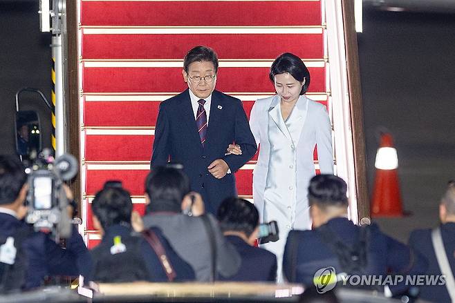 캐나다 G7 정상회의 일정 마치고 귀국한 이재명 대통령 (성남=연합뉴스) 신현우 기자 = 이재명 대통령과 김혜경 여사가 19일 51차 주요 7개국(G7) 정상회의 일정을 마친 뒤 성남 서울공항에 도착해 공군 1호기에서 내려 차량으로 향하고 있다. 2025.6.19 nowwego@yna.co.kr