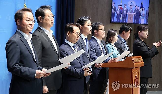 민주당 의원들 "전 정권 탄압수사 규탄" (서울=연합뉴스) 김주형 기자 = 더불어민주당 전정권정치탄압대책위원회 의원들이 9일 서울 여의도 국회 소통관에서 사드(THAAD·고고도미사일방어체계) 관련 전 정권 탄압수사 및 기소 규탄 긴급 회견을 하고 있다. 2025.4.9 kjhpress@yna.co.kr