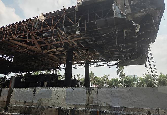 불에 탄 고속도로 요금소 건물 (자카르타=연합뉴스) 손현규 특파원 = 지난 1일(현지시간) 오후 인도네시아 수도 자카르타 중심부 스나얀에 있는 국회의사당 인근 고속도로 요금소 건물이 며칠 전 시위대 방화로 불에 탄 채 방치돼 있다. 2025.9.2