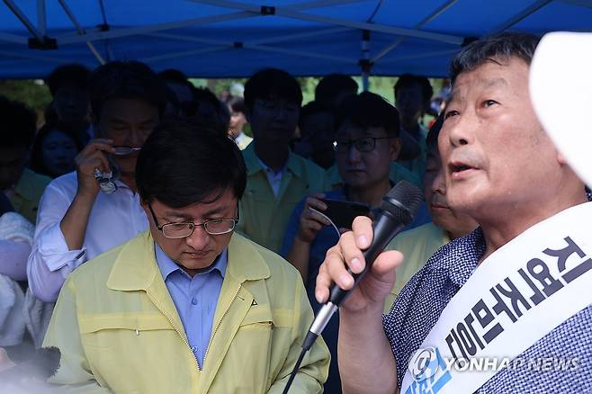 지천댐 후보지 찾은 김성환 환경부 장관 (청양=연합뉴스) 이주형 기자 = 김성환 환경부 장관이 29일 충남 청양군 장평면 지천댐 후보지를 방문해 댐 후보지 주민 의견을 듣고 있다. 2025.8.29 coolee@yna.co.kr