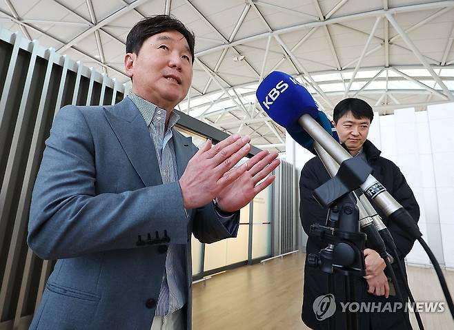 류지현 감독, WBC 전력 분석 위해 대만행 (영종도=연합뉴스) 김도훈 기자 = 류지현 한국 야구 대표팀 감독이 20일 인천국제공항 출국장에서 월드베이스볼클래식(WBC) 전력 분석차 대만으로 출국하기 전 취재진과 인터뷰하고 있다. 2025.2.20 superdoo82@yna.co.kr