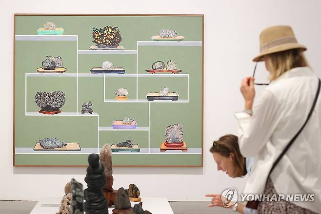 '자연 형태를 담는 조건' (서울=연합뉴스) 진연수 기자 = 2일 서울 종로구 국제갤러리에서 열린 갈라 포라스-김 개인전 '자연 형태를 담는 조건'에서 참석자들이 작품을 관람하고 있다.
이번 전시에서는 '신호(Signal)' 연작 5점과 '수석'에 대한 관심을 바탕으로 한 드로잉 신작 6점을 만날 수 있다. 2025.9.2 jin90@yna.co.kr