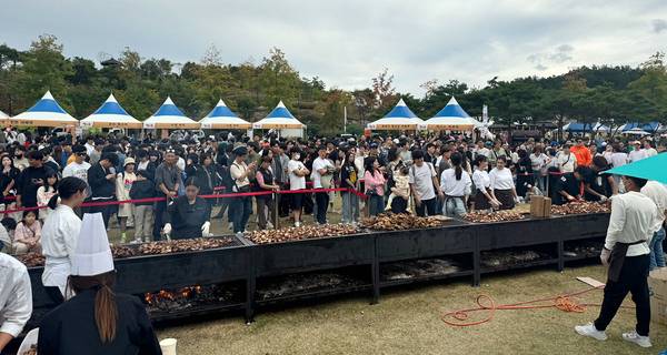 삼국유사테마파크 대표 축제인 가을 바비큐 축제에서 관광객들이 시식 순서를 기다리고 있다.