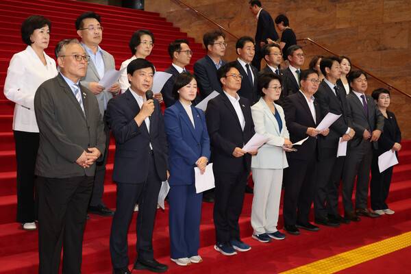 3일 서울 여의도 국회에서 국회 법제사법위원인 이성윤 의원 등 더불어민주당 초선 의원들이 국민의힘 나경원 의원의 초선 비하발언을 규탄하고 윤리위 제소방침을 밝히는 기자회견을 하고 있다. 연합뉴스