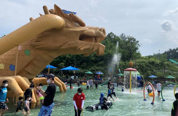 문무왕의 해룡 설화를 모티브로 조성된 ‘해룡물놀이장’은 삼국유사테마파크의 여름을 대표하는 공간이다.