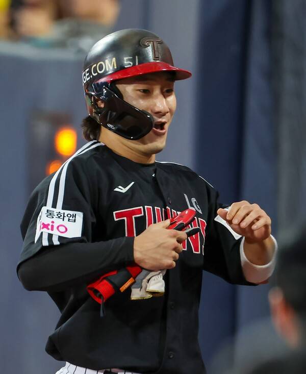 LG 트윈스 신민재의 2025년 8월 12일 수원 KT전 모습. 이때도 헬멧 로고 색의 빛이 바랬다. (사진=LG 트윈스)