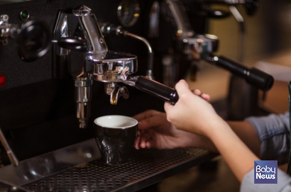 블랙커피를 2잔 이상 마신 여성의 인슐린 저항성 위험이 커피를 마시지 않는 여성보다 30% 가까이 낮았다. ⓒ베이비뉴스