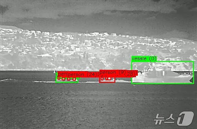 지상 감시소에서 촬영된 열화상 영상에 대한 객체 탐지 및 추적(ETRI 제공) /뉴스1
