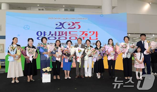 강기정 광주시장이 3일 오후 시청 시민홀에서 열린 2025 양성평등주간 기념행사에 참석해 유공자 시상을 한 후 기념촬영을 하고 있다.(광주시 제공. 재판매 및 DB 금지) 2025.9.3/뉴스1