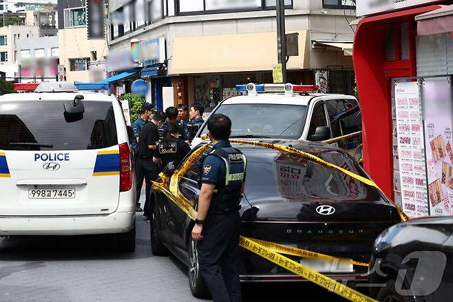 3일 흉기난동 사건이 발생한 서울 관악구 조원동의 한 주택가에서 경찰들이 현장을 통제하고 있다. 2025.9.3/뉴스1 ⓒ News1 김민지 기자
