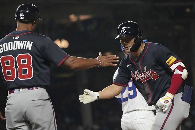 애틀랜타 브레이브스 김하성이 3일(한국시각) 리글리필드에서 열린 시카고 컵스전에서 7회초 우전안타를 치고 나간 뒤 톰 고드윈 1루코치의 환영을 받고 있다. AP연합뉴스