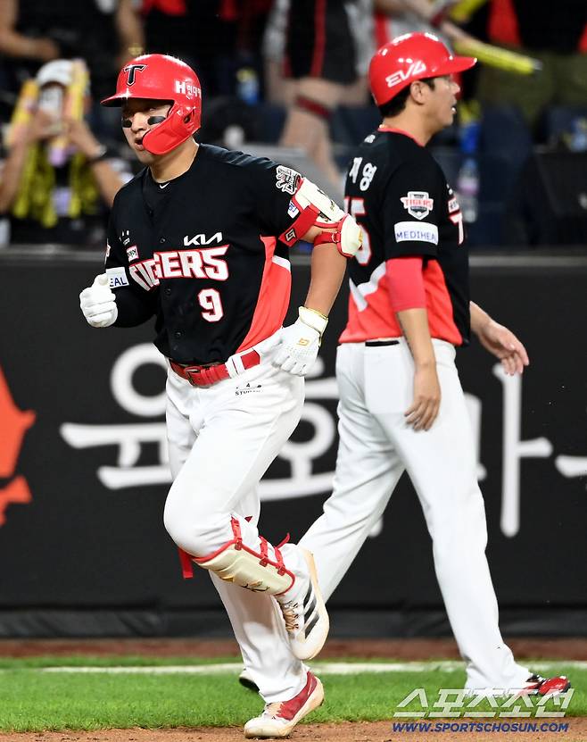 2일 대전 한화생명볼파크에서 열린 KIA와 한화의 경기, 3회말 윤도현이 선제 솔로홈런을 치고 기뻐하고 있다. 대전=허상욱 기자wook@sportschosun.com/2025.09.02/