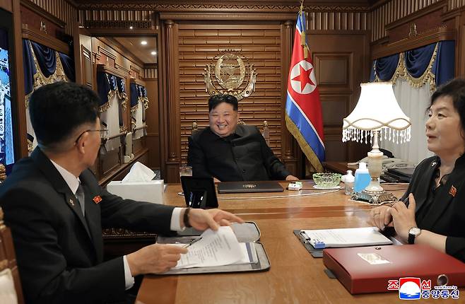 김정은 북한 국무위원장이 1일 베이징으로 향하는 전용열차 집무실에서 최선희 외무상들과 환담하고 있다./조선중앙통신 연합뉴스