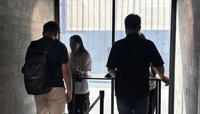 페이스페이 등록에 대한 안내를 받고 있는 기자간담회 참가자들의 모습. ⓒ데일리안 손지연 기자