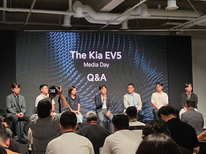 기아 관계자들이 지난 2일 서울 강남구에 위치한 프로젝트 스페이스 라인에서 열린 '더 기아 EV5 미디어데이' 행사에서 기자들의 질문에 답하고 있다. ⓒ데일리안 정진주 기자