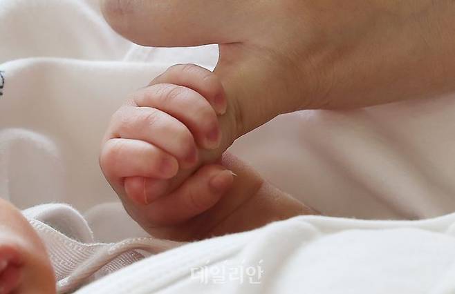경기도 수원시 팔달구 쉬즈메디병원에서 신생아가 엄마 손을 잡고 있다.ⓒ연합뉴스