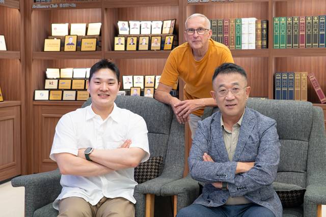 이예성(왼쪽부터) 석박사통합과정, 즈바노브 알렉산더 연구교수, 양성 교수. GIST 제공