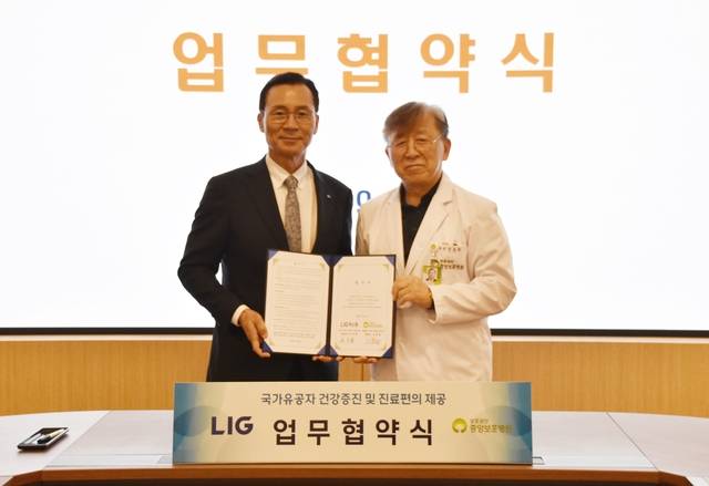 LIG넥스원은 2일 중앙보훈병원 대회의실에서 중앙보훈병원과 ‘국가유공자와 보훈가족의 건강증진 및 진료편의 향상을 위한 업무협약’을 체결했다. 사진은 신익현(왼쪽) LIG넥스원 대표이사와 신호철 중앙보훈병원장이 협약식에서 기념촬영을 하는 모습. LIG넥스원 제공