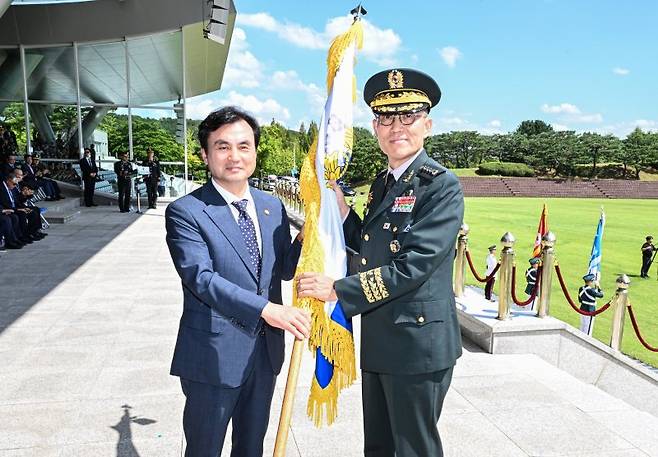 안규백(왼쪽) 국방부 장관이 3일 충남 계룡대에서 열린 제52대 육군참모총장 취임식 및 고창준 대장 전역식에서 김규하 신임 육군참모총장에게 육군기를 전달하고 있다. 육군 제공