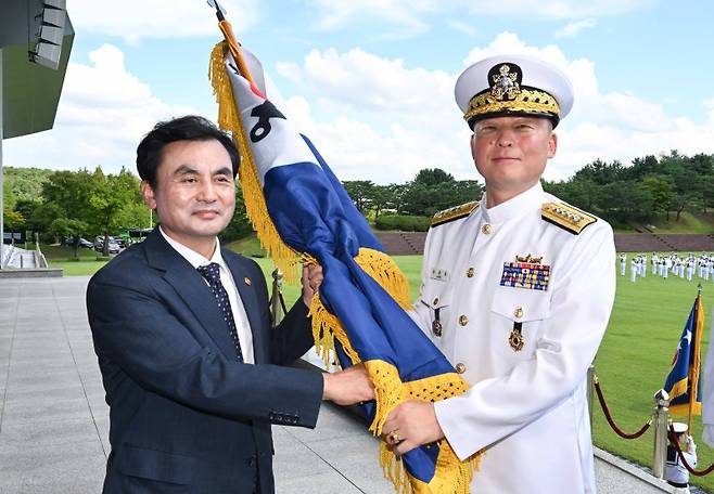 강동길 신임 해군참모총장이 3일 충남 계룡대 대연병장에서 열린 제37대ㆍ38대 해군참모총장 이ㆍ취임식에서 안규백 국방부 장관으로부터 해군기를 이양받고 있다. 해군 제공