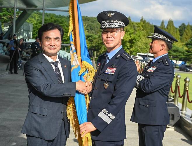 손석락 신임 공군참모총장이 3일 계룡대 대연병장에서 열린 제42대 공군참모총장 취임식과 제41대 공군참모총장 이임 및 전역식에서 안규백 국방부 장관으로부터 공군기를 이양받고 있다. 공군 제공