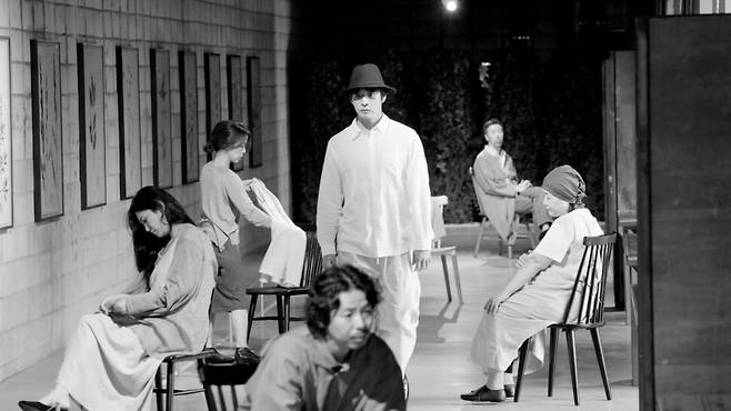 배우 이항나가 10년 만에 연출가로 나선 체호프 연극 ‘바냐 아저씨’는 일몰의 햇빛을 자연 채광으로 활용한다. 더룸욕망극장 제공