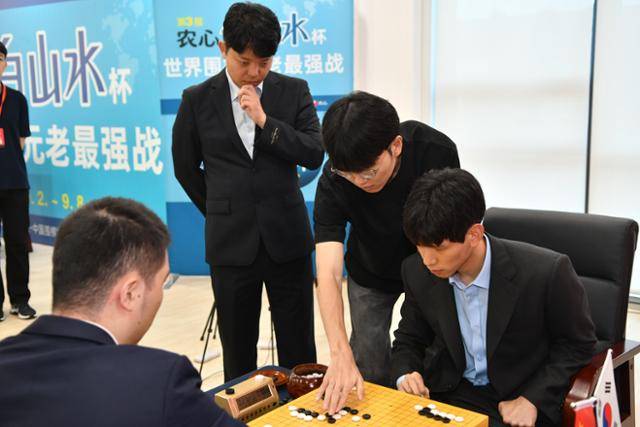 (왼쪽부터) 이지현 9단, 신진서 9단, 홍민표 한국 대표팀 감독이 제27회 농심신라면배 1국을 마친 후 대국을 복기하고 있다. 한국기원 제공